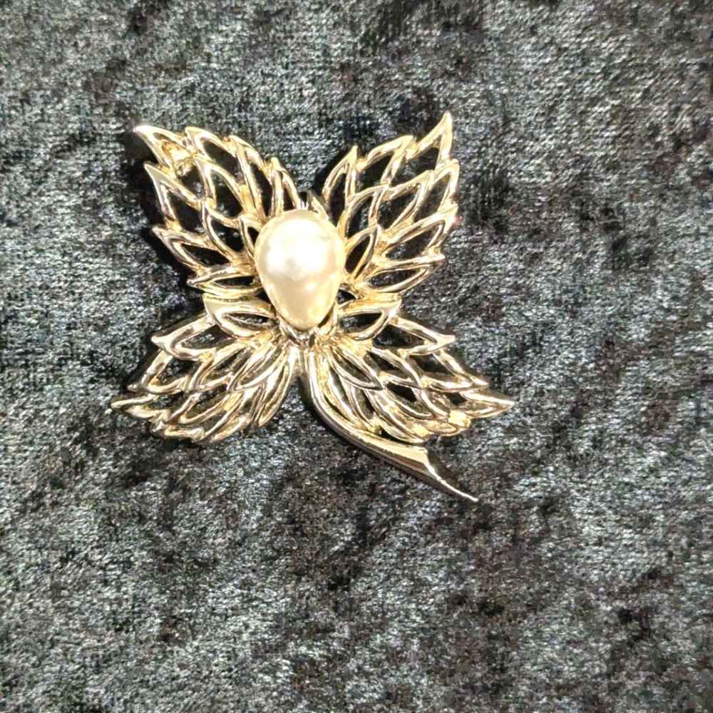 Sarah Coventry. Elegant Gold Leaf Brooch with Faux Pearl Accent.